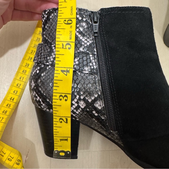 Vionic Naomi Snake Print Ankle Booties Black Suede Women's 8 Zipper - Picture 12 of 12